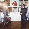 Dyrektor Muzeum Regionalnego w Jaśle Alfred Sepioł dziękuje Marii Wolnej za przekazaną kolekcję obrazów Ignacego Pinkasa